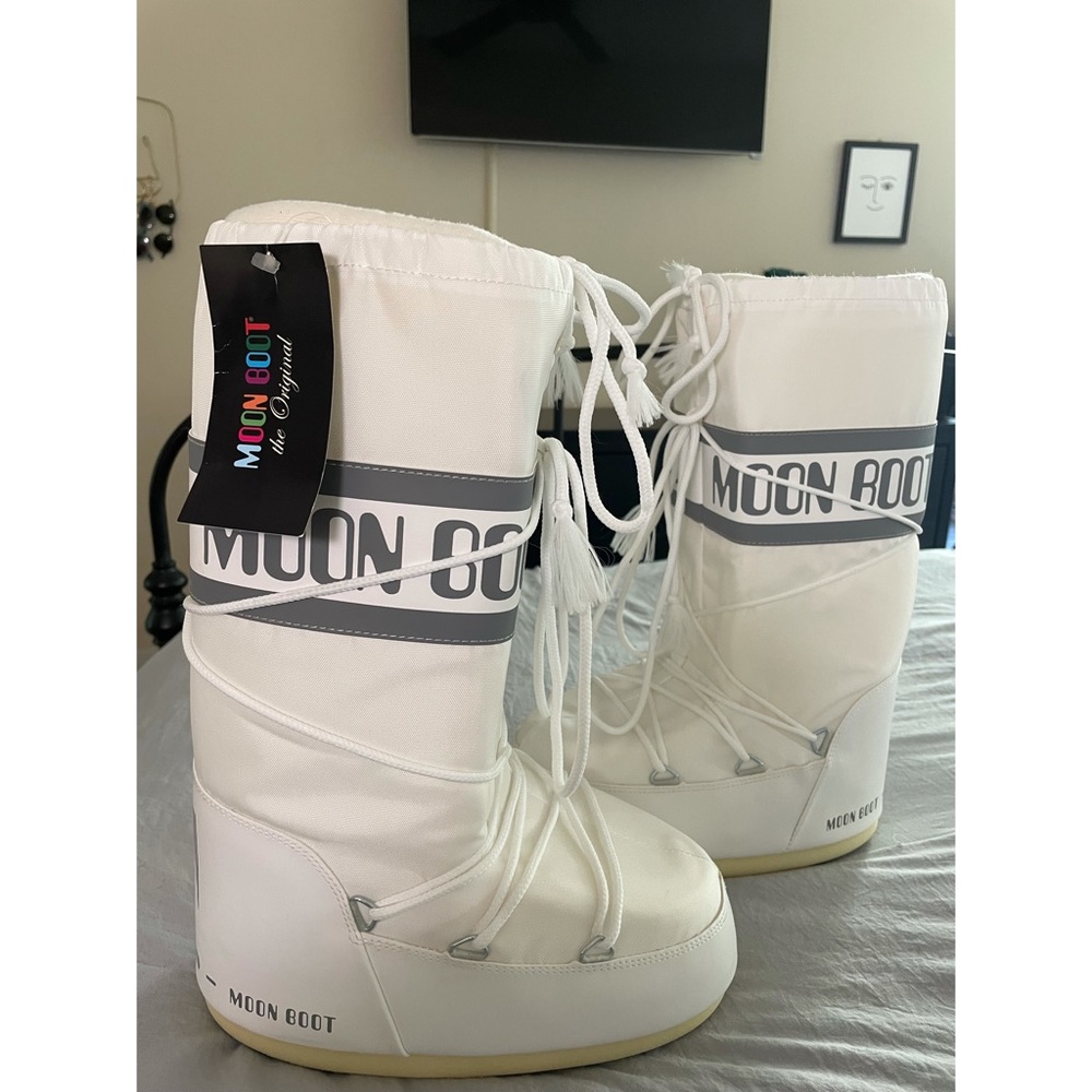New White Moon Boots with tag, women’s size 7 US